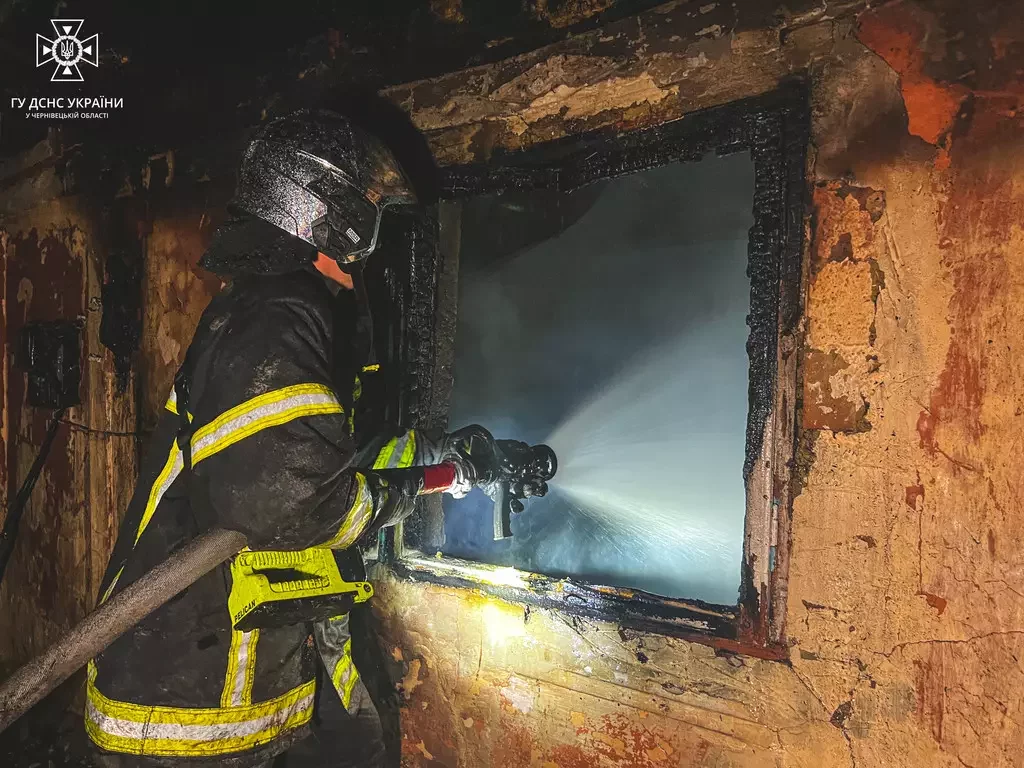 У Чернівцях горів житловий будинок: за добу загасили вісім пожеж в області