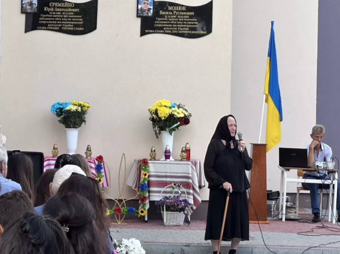 На Буковині в одній з громад відкрили меморіальну дошку захисникам