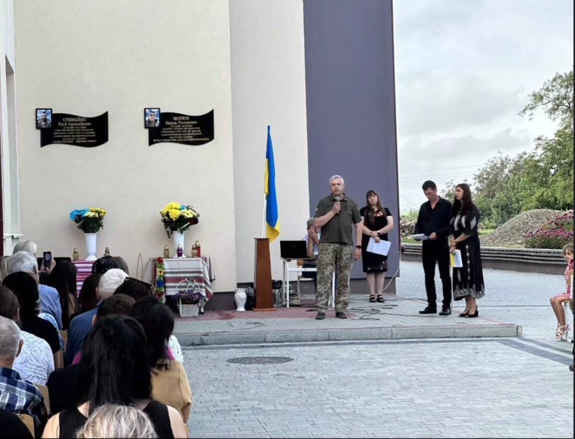 На Буковині в одній з громад відкрили меморіальну дошку захисникам