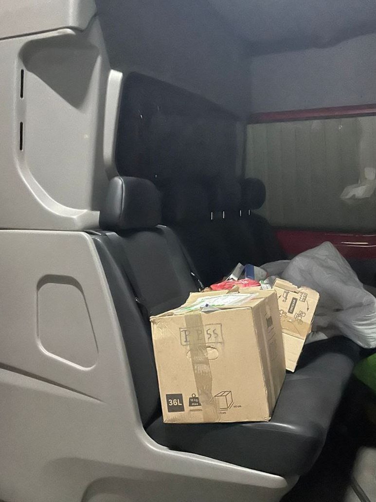 На кордоні з Румунією водій намагався перевезти контрабанду медичних препаратів з наркотиками