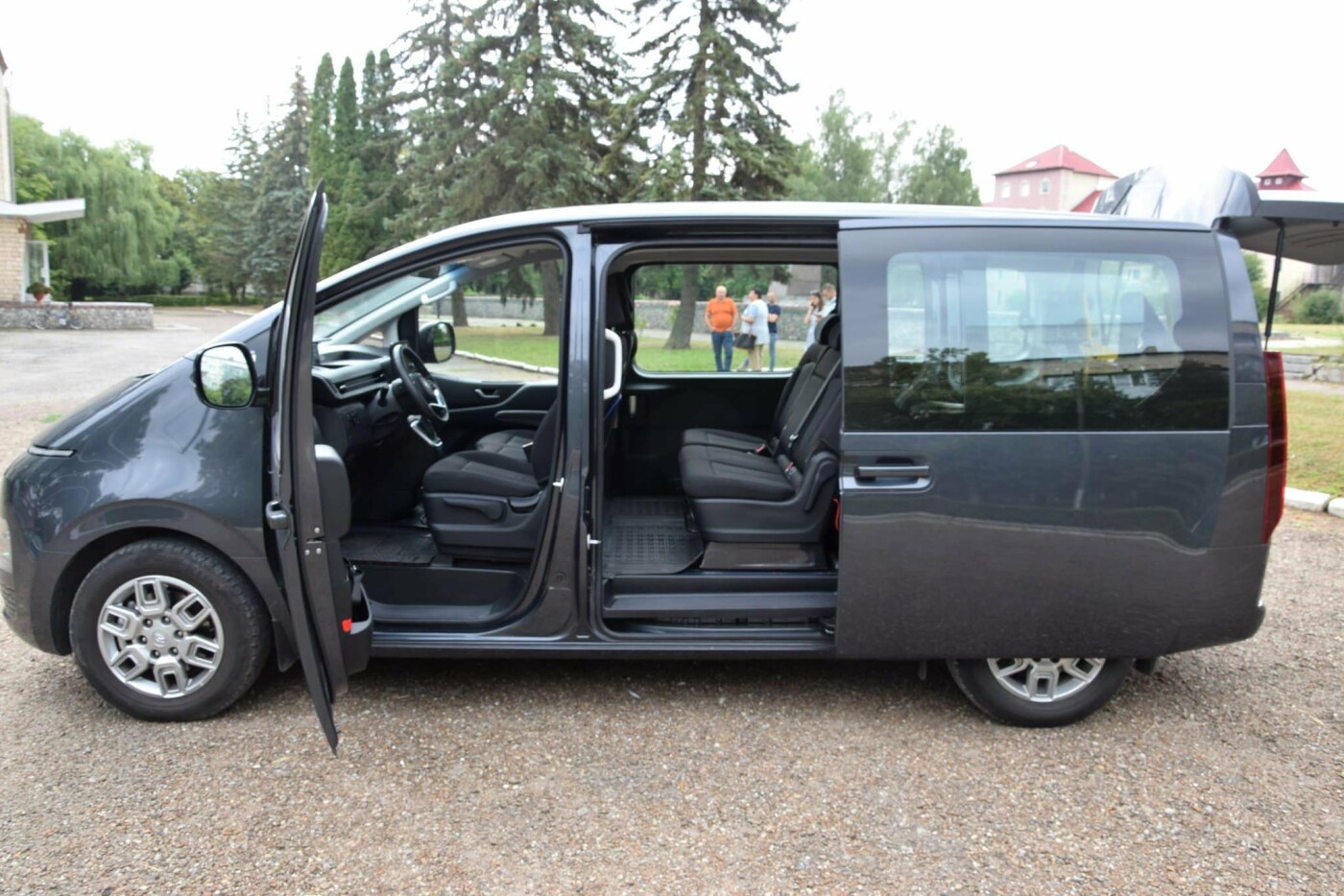 Громада на Буковині отримала автомобіль для людей з інвалідністю