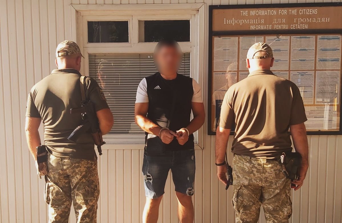 Молдаван перебував у розшуку в Інтерполі: на Буковині прикордонники затримали іноземця