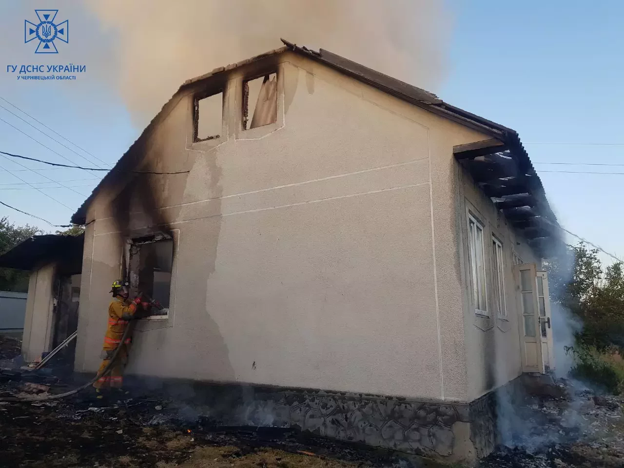 У Чернівецькій області вогонь знищив житловий будинок: трапилось ще три пожежі за добу