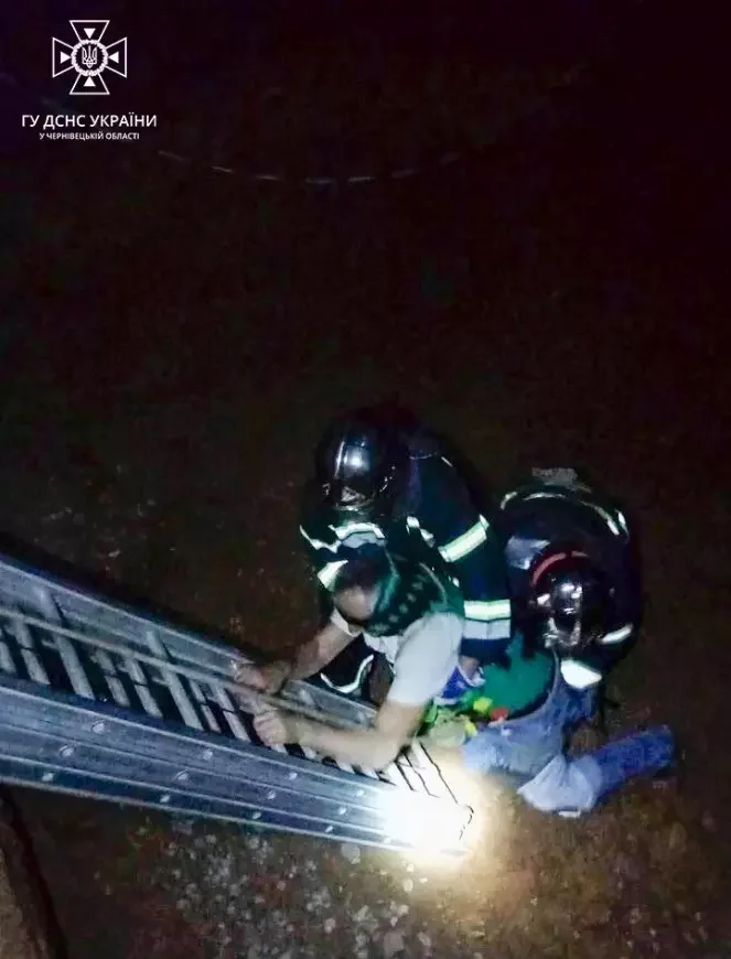 На Буковині чоловік впав у триметрову яму: рятувальники допомогли постраждалому