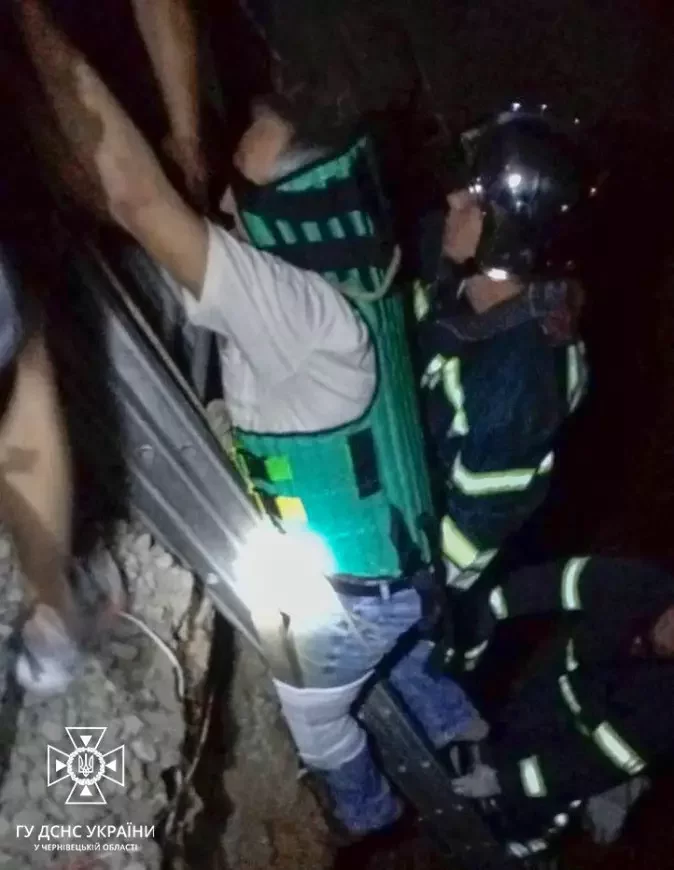 На Буковині чоловік впав у триметрову яму: рятувальники допомогли постраждалому