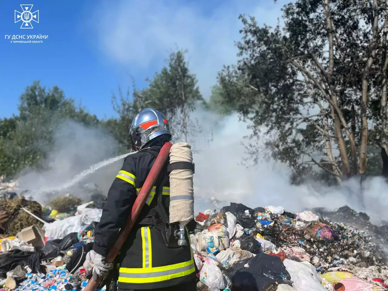 У Чернівецькій області спалахнув будинок та горіло сміття: вогнеборці загасили дев’ять пожеж