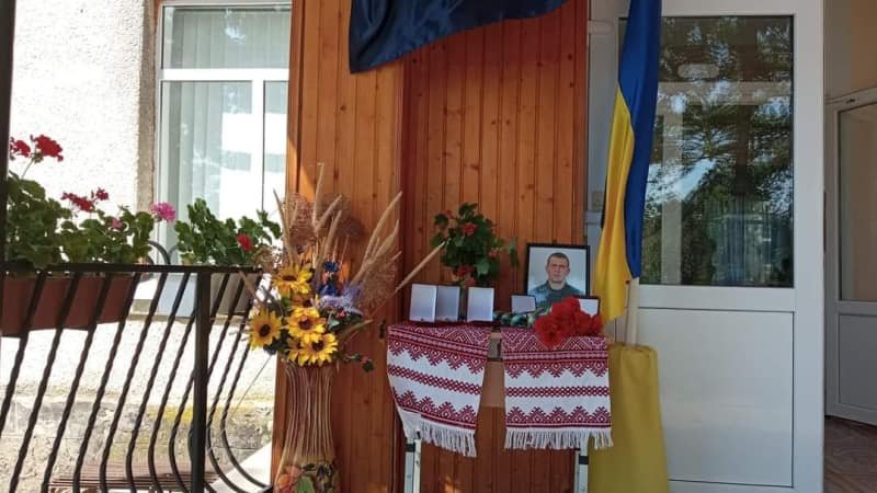Назавжди 31: на Буковині відкрили меморіальну дошку поліцейському, який загинув на війні