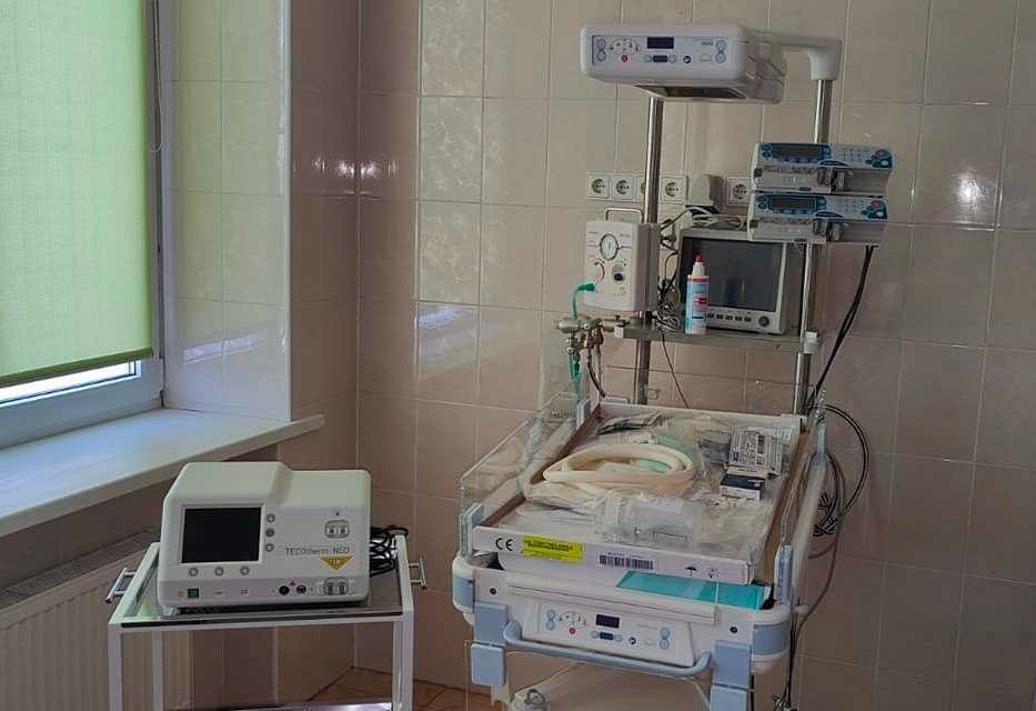 Врятують не одне життя немовлят: буковинській лікарні передали нове обладнання