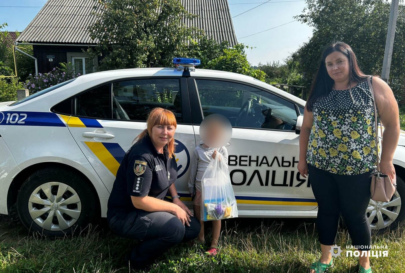 Добрі справи для діток: буковинські поліцейські до першого вересня передали допомогу