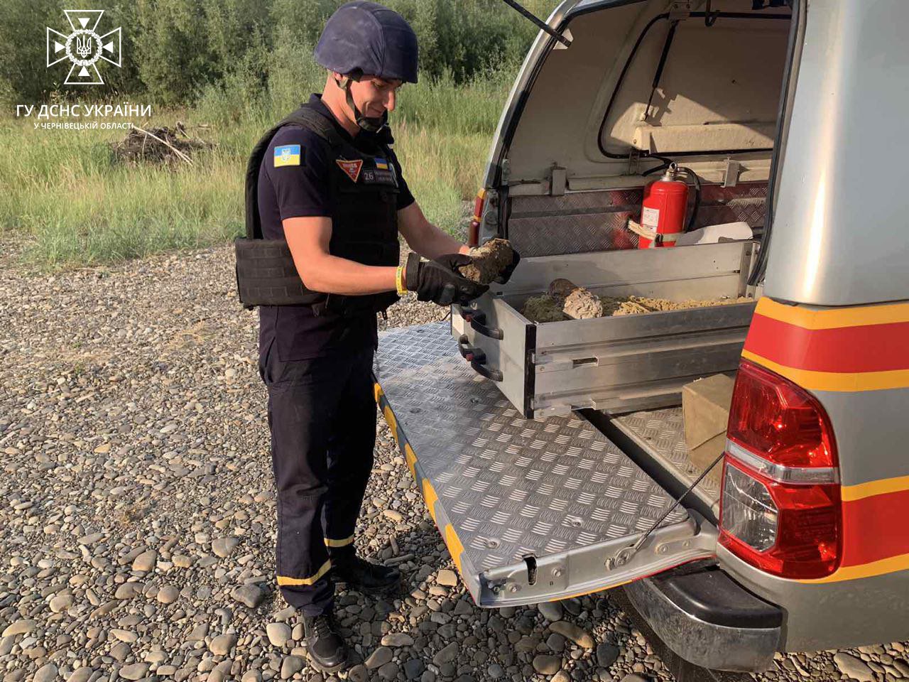У Чернівцях річка Прут ховала вибухові знахідки: відпочивальники знайшли два снаряди