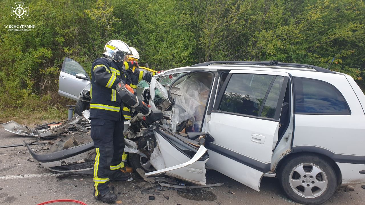 На Буковині в аварії травмувалась дитина: водія визволяли з пастки