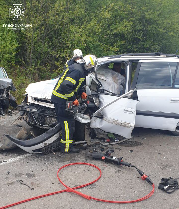 На Буковині в аварії травмувалась дитина: водія визволяли з пастки