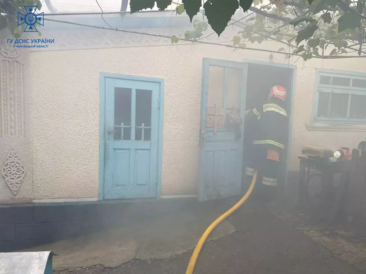 Хата повна диму: на Буковині гасили пожежу у будівлі