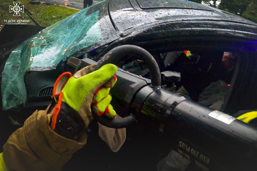 Чернівецький мікроавтобус потрапив у смертельній автокатастрофу на Хмельниччині: є загиблі