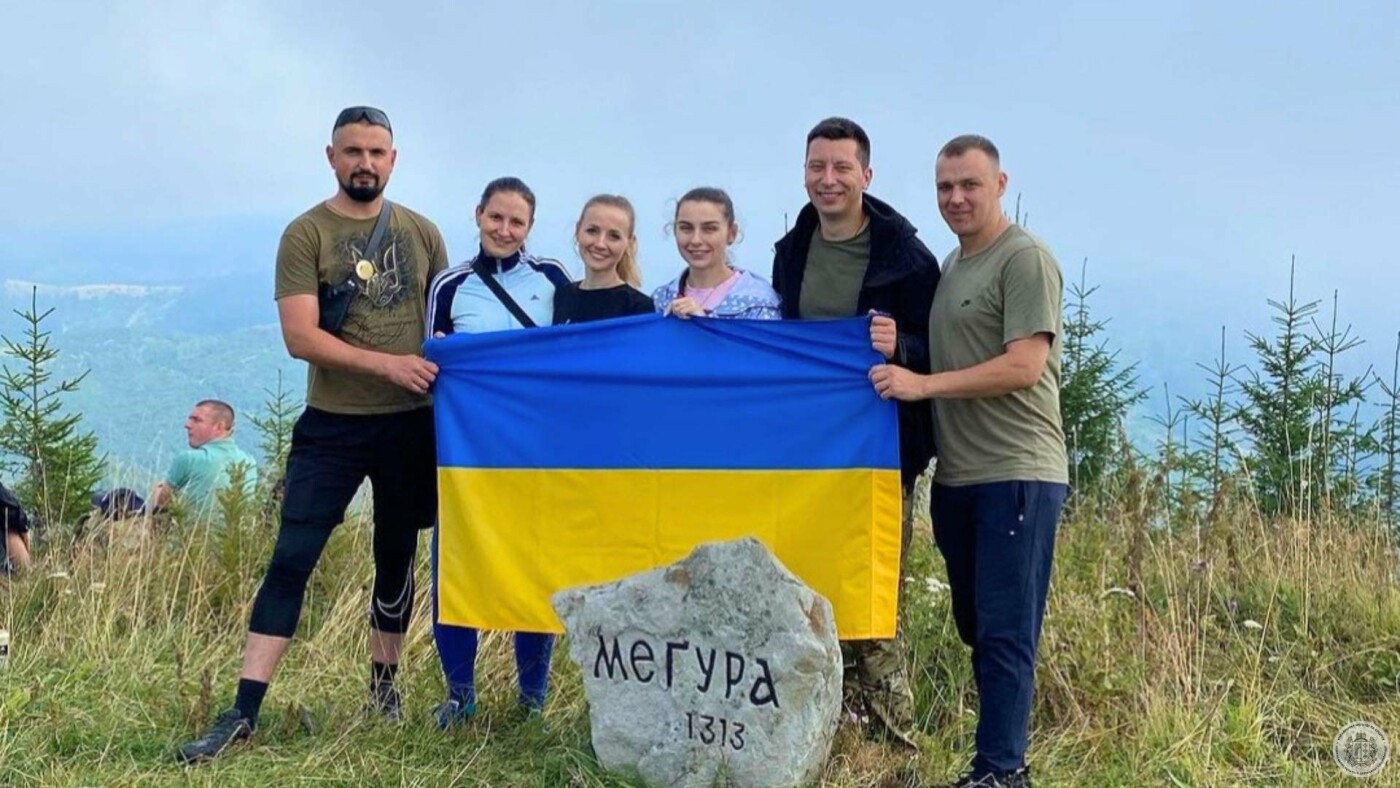 Як державний прапор розгорнули на найвищій точці Вижниччини