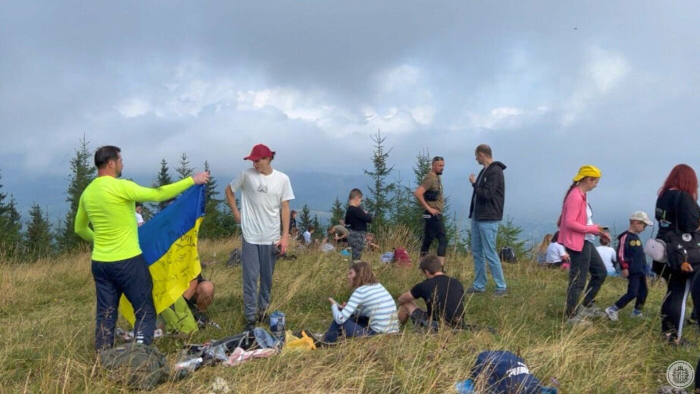 Як державний прапор розгорнули на найвищій точці Вижниччини