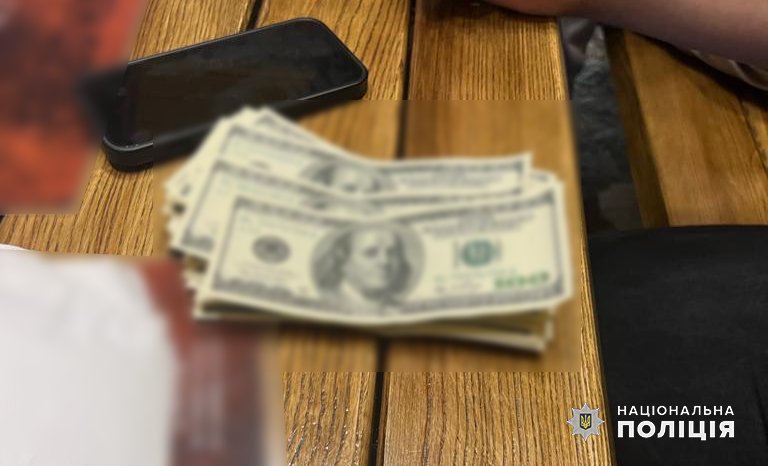 Чоловік хотів підкупити правоохоронця за 5 тисяч доларів: буковинця судитимуть за хабар