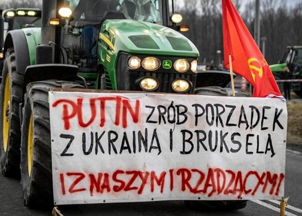 Польський трактор з прапором срср і плакатом з написом 