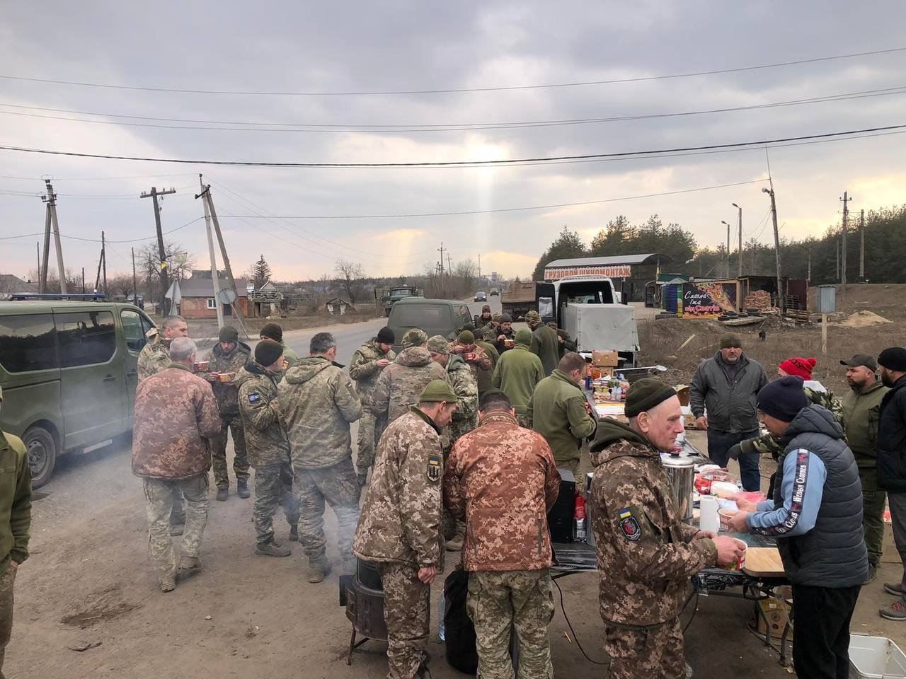 Волонтери з села Камʼянка возять домашні страви захисникам
