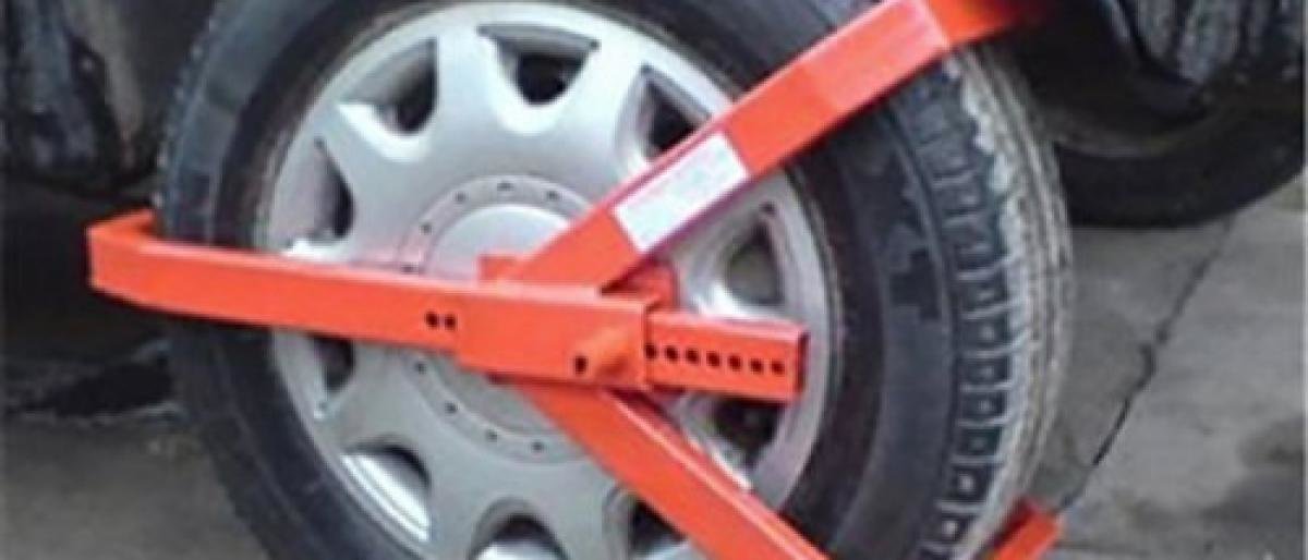 У Чернівцях патрульні придумали нове покарання для горе-паркувальни... У Чернівцях патрульні придумали нове покарання для горе-паркувальників, Наталія Наконечна