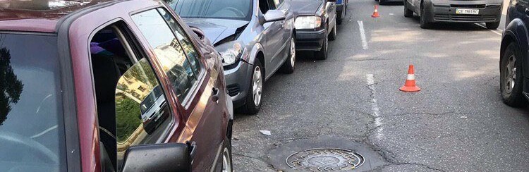 У Чернівцях тролейбус протаранив 4 автівки