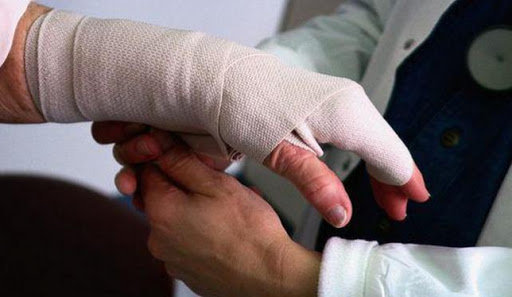 Обморозив руки: до лікарні госпіталізували буковинця через переохолодження