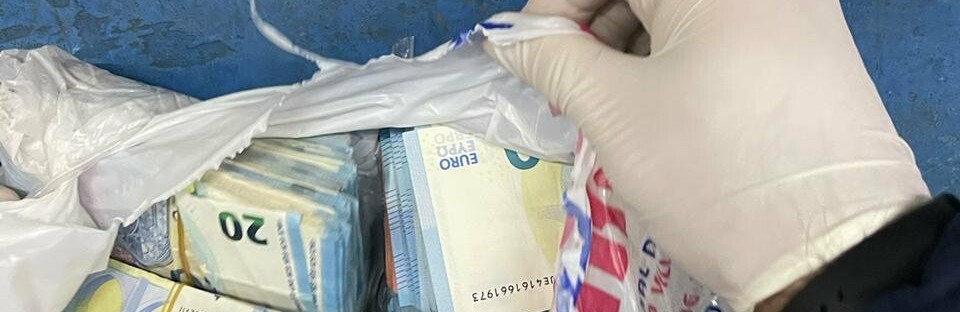 Автівка, нашпигована валютою: на ПП