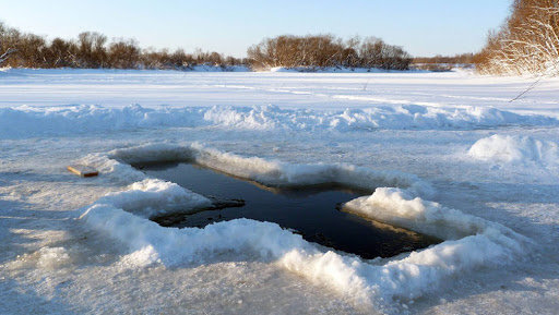 Купання в ополонці на Водохреще: варто чи ні?