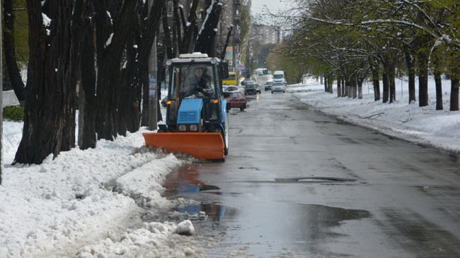 У Чернівцях цілодобово очищають вулиці 18 одиниць спецтехніки