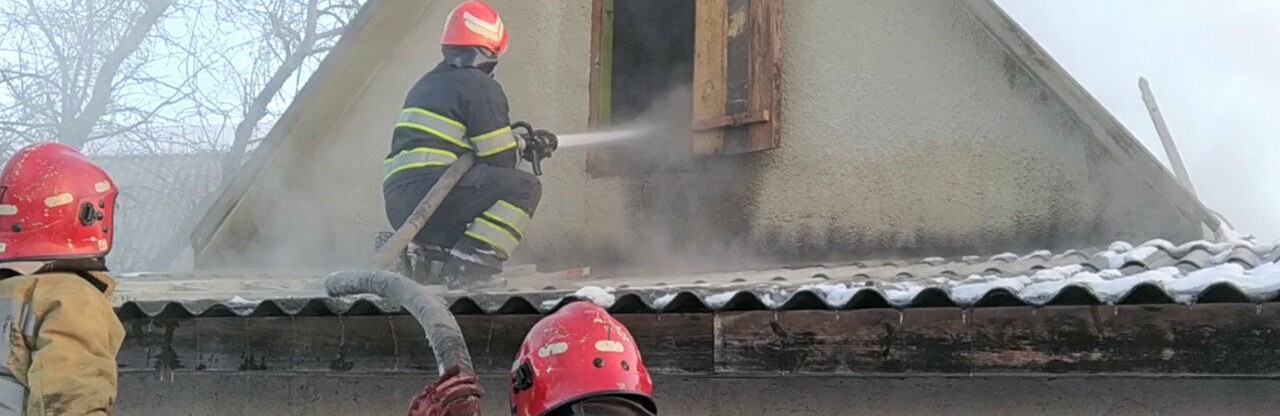 Гасив пожежу самотужки: буковинця госпіталізували з численними опіками