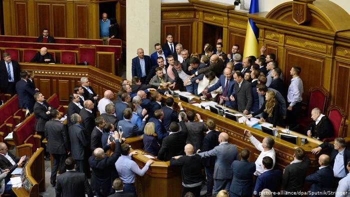 Ні пари з вуст: за рік сто нардепів жодного разу не виступили у Раді