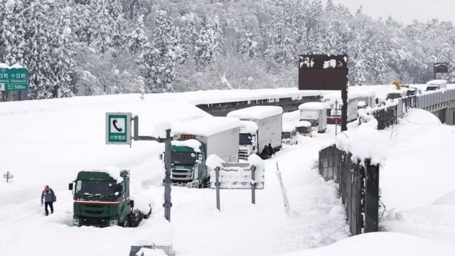 Японію накрив сніговий шторм: численні аварії, поранені та загиблий