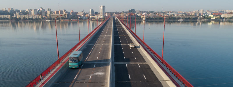 Мало не кинулася з мосту: у Дніпрі таксист врятув жінку від самогубства