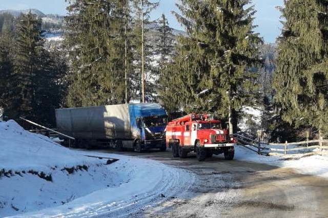 Не міг подолати підйом через негоду: на Буковині рятувальники відбуксирували вантажівку