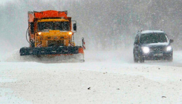 У Чернівцях впродовж доби підсипали дороги 18 спецмашин