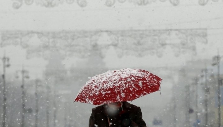 Мокрий сніг та ожеледиця: чого чекати буковинцям від погоди сьогодні