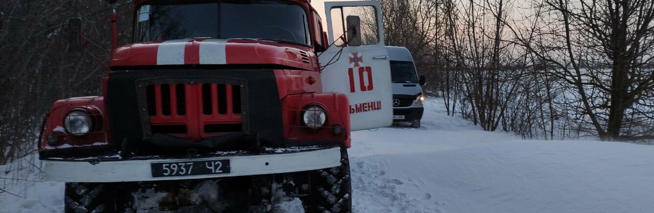 У сніговому полоні: на Буковині рятувальники впродовж доби буксирували автівки