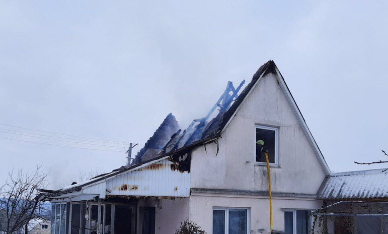 На Буковині через несправний димар мало не згорів будинок