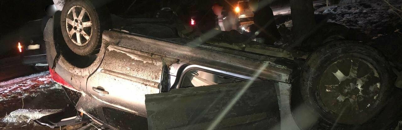 Аварія на Буковині: через перекидання автівки двоє людей потрапили до лікарні