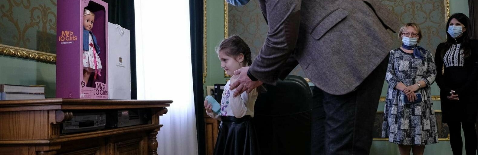 Президент Зезенський передав подарунок маленькій чернівчанці, яку образили у дитсадочку