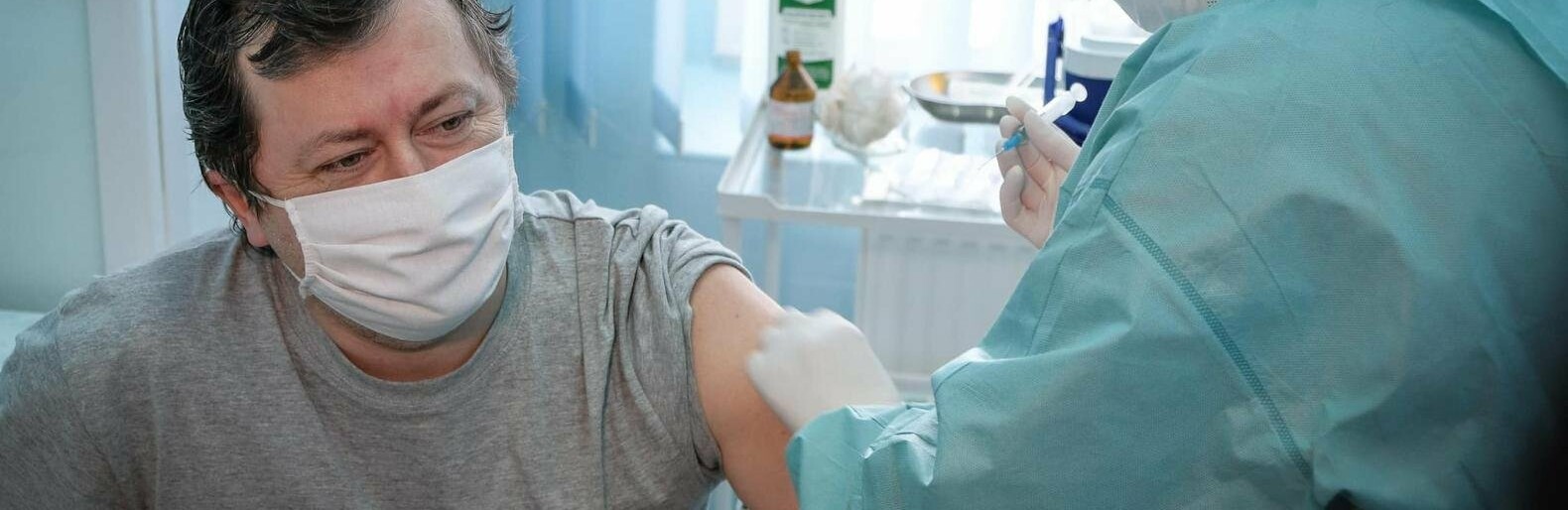 У Чернівцях від COVID-19 щепили підприємців та рятувальників