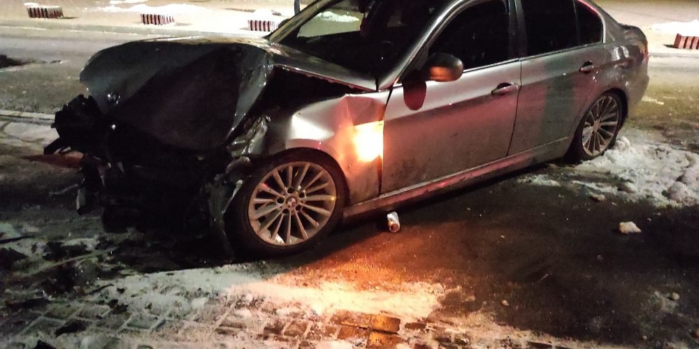 Нічна ДТП з потерпілим на Буковині: водій не розминувся з деревом