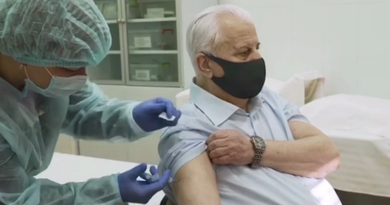 Перший президент України Леонід Кравчук вакцинувався від коронавірусу