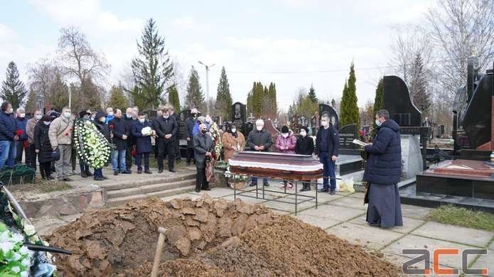 Поховали відомого буковинського художника Ореста Криворучка 