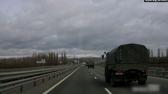 Артилерійські установки та БМП: окупанти стягують до Криму військову техніку