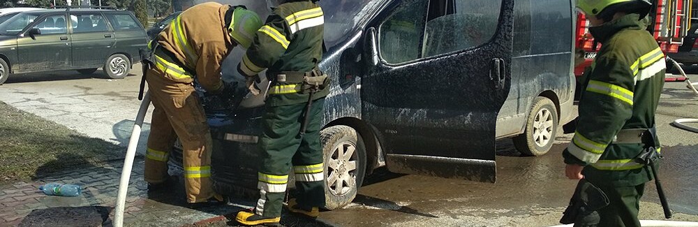 На Буковині посеред вулиці загорівся легковик: які наслідки