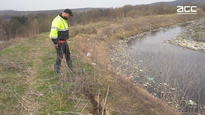 Руйнується дамба: небезпека на буковинському сміттєзвалищі