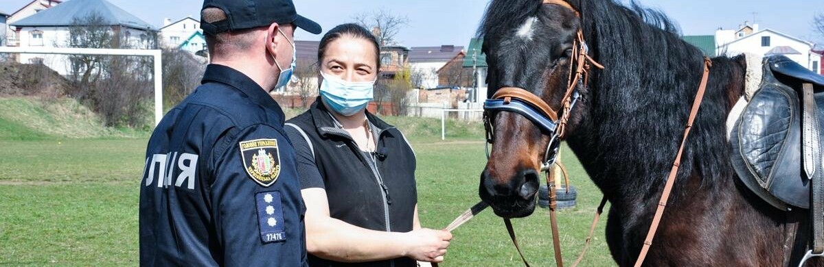 На Буковині поліцейські опановували навики верховї їзди