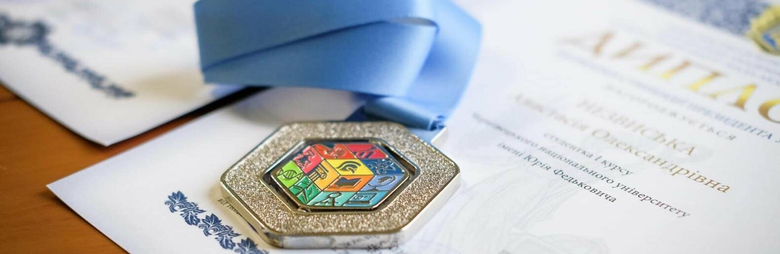 Чотирьох кращих слухачів Буковинської малої академії наук, нагородили  стипендією Президента України