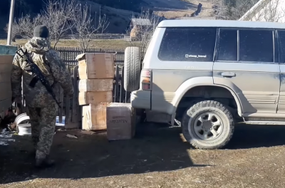 На Буковині водій позашляховика втікав від прикордонників з контрабандою на пів мільйона